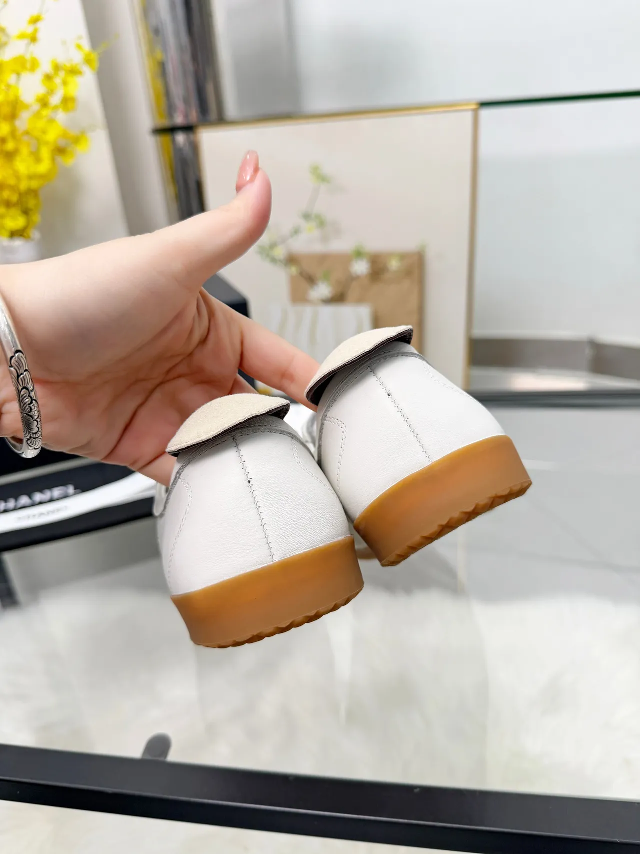 Chanel Zapatillas Lifestyle Blancas y Marrones Cosidas Interlocking CC Logo Cuero y Ante 3