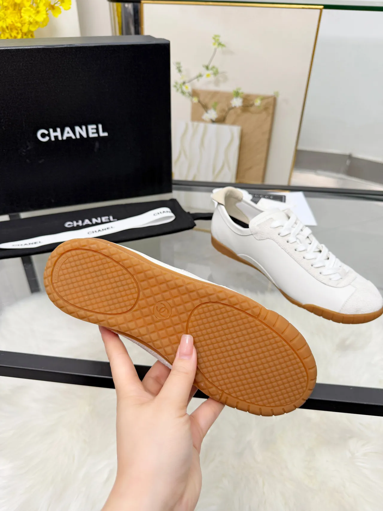 Chanel Zapatillas Lifestyle Blancas y Marrones Cosidas Interlocking CC Logo Cuero y Ante 5