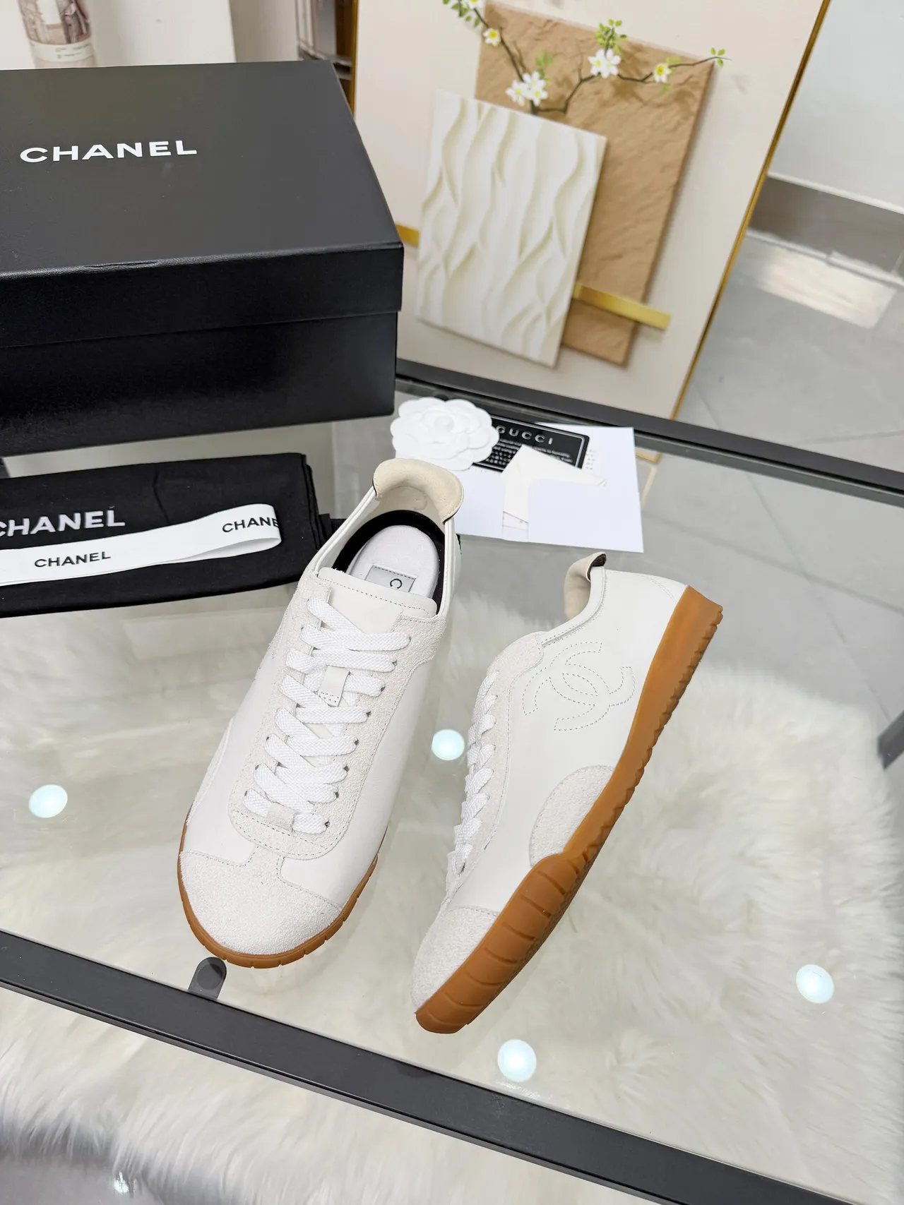 Chanel Zapatillas Lifestyle Blancas y Marrones Cosidas Interlocking CC Logo Cuero y Ante 6