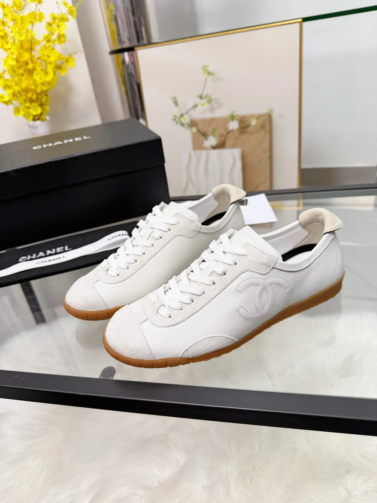 Chanel Zapatillas Lifestyle Blancas y Marrones Cosidas Interlocking CC Logo Cuero y Ante 4