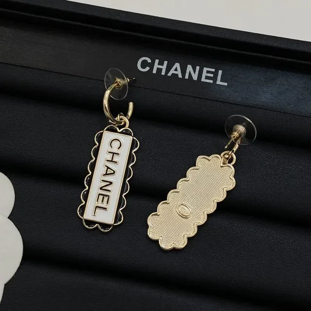 Chanel Logo Pendant गोल्ड व्हाइट कर्ब चेन एनामेल नेकलेस 2