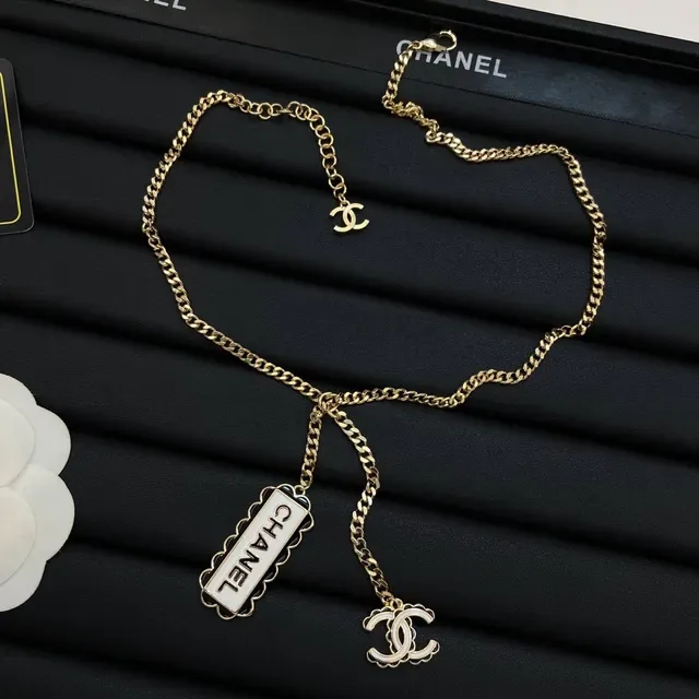 Chanel Logo Pendant गोल्ड व्हाइट कर्ब चेन एनामेल नेकलेस 3