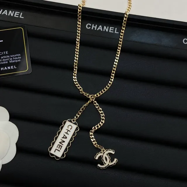 Chanel Logo Pendant गोल्ड व्हाइट कर्ब चेन एनामेल नेकलेस 4
