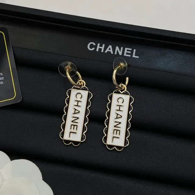 Chanel Logo Pendant गोल्ड व्हाइट कर्ब चेन एनामेल नेकलेस 5
