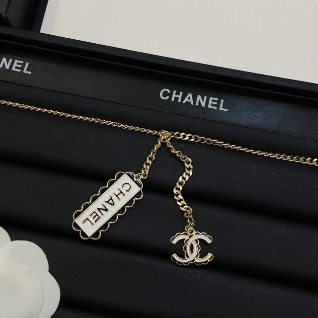 Chanel Logo Pendant गोल्ड व्हाइट कर्ब चेन एनामेल नेकलेस 6