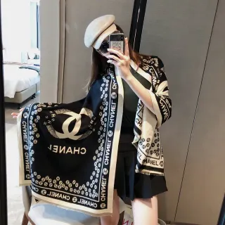 Chanel Logo-Print Écharpe de Soie Noire et Crème