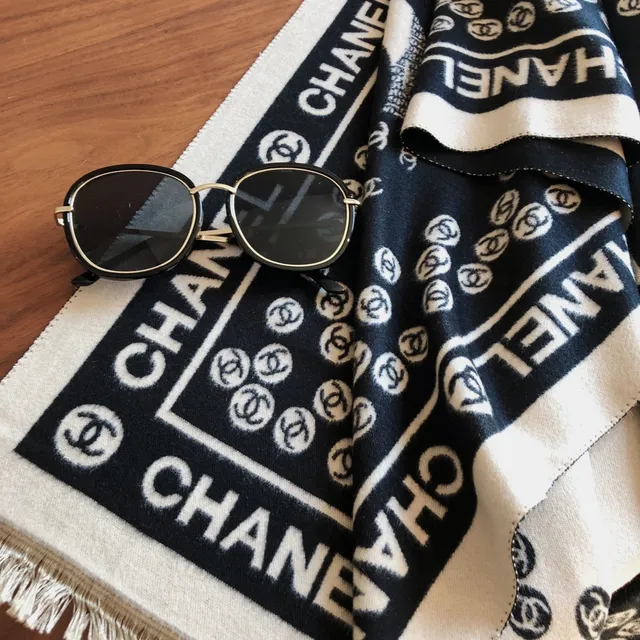 Chanel Logo-Print काली और क्रीम रेशम स्कार्फ 2