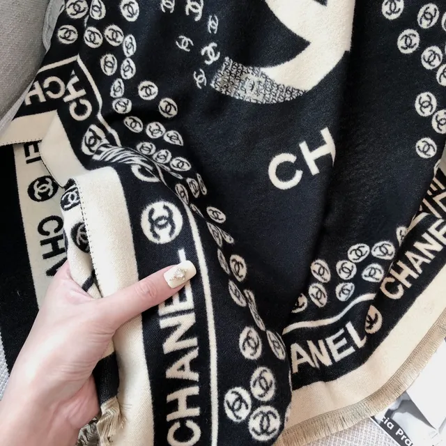 Chanel Logo-Print काली और क्रीम रेशम स्कार्फ 3