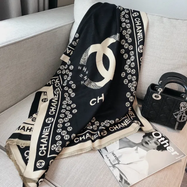 Chanel Logo-Print काली और क्रीम रेशम स्कार्फ 4