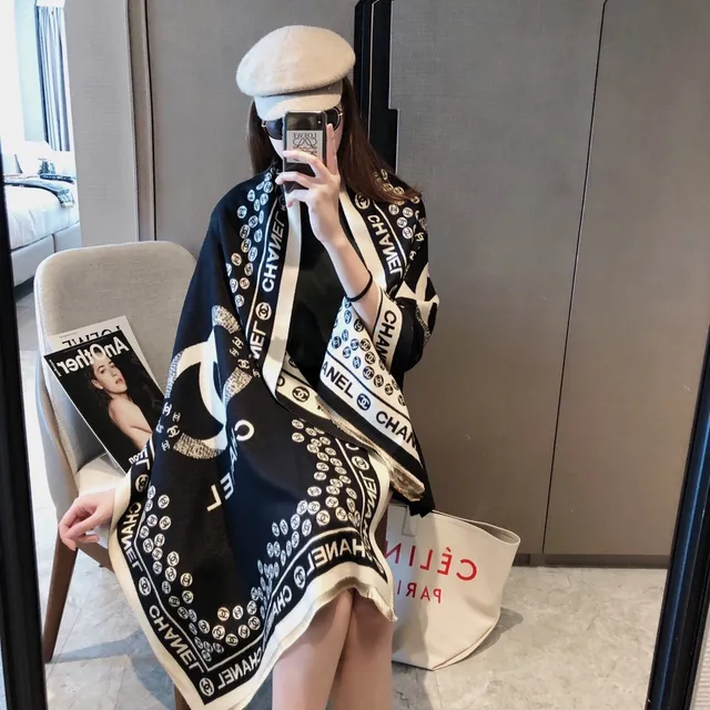 Chanel Logo-Print काली और क्रीम रेशम स्कार्फ 7