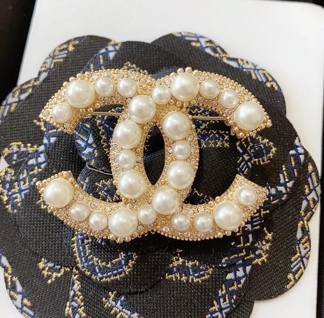 Chanel मेकअप कंपैक्ट मोटिफ एनामेल और क्रिस्टल ब्रोच 3