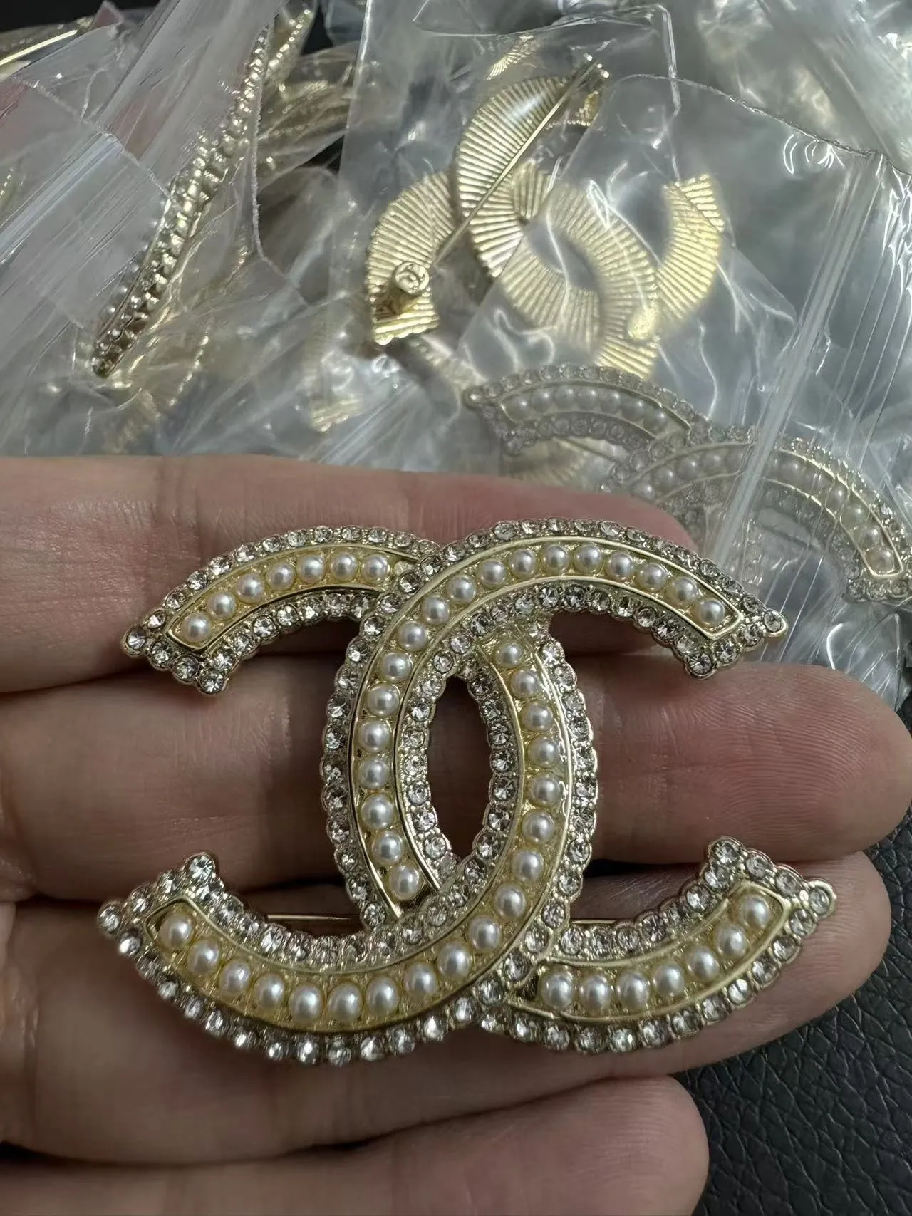 Chanel मेकअप कंपैक्ट मोटिफ एनामेल और क्रिस्टल ब्रोच 11