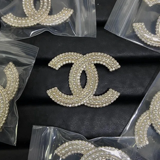 Chanel मेकअप कंपैक्ट मोटिफ एनामेल और क्रिस्टल ब्रोच 15