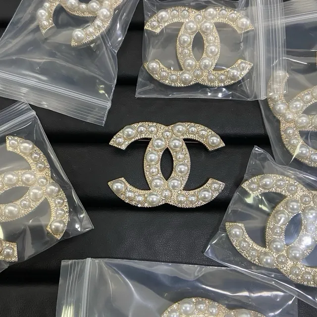 Chanel मेकअप कंपैक्ट मोटिफ एनामेल और क्रिस्टल ब्रोच 19