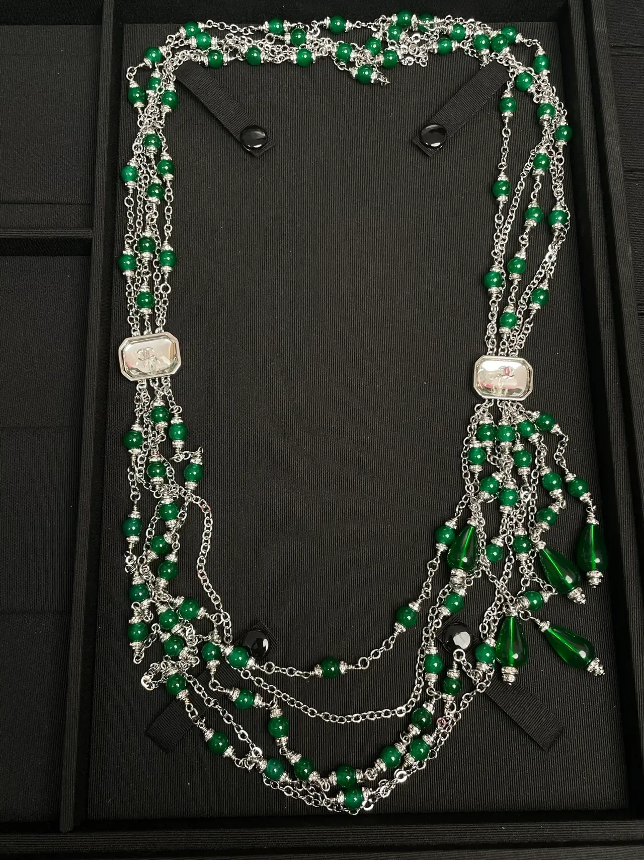 Collar Chanel Multi-Strand Verde con Cuentas Placa con Logo 2