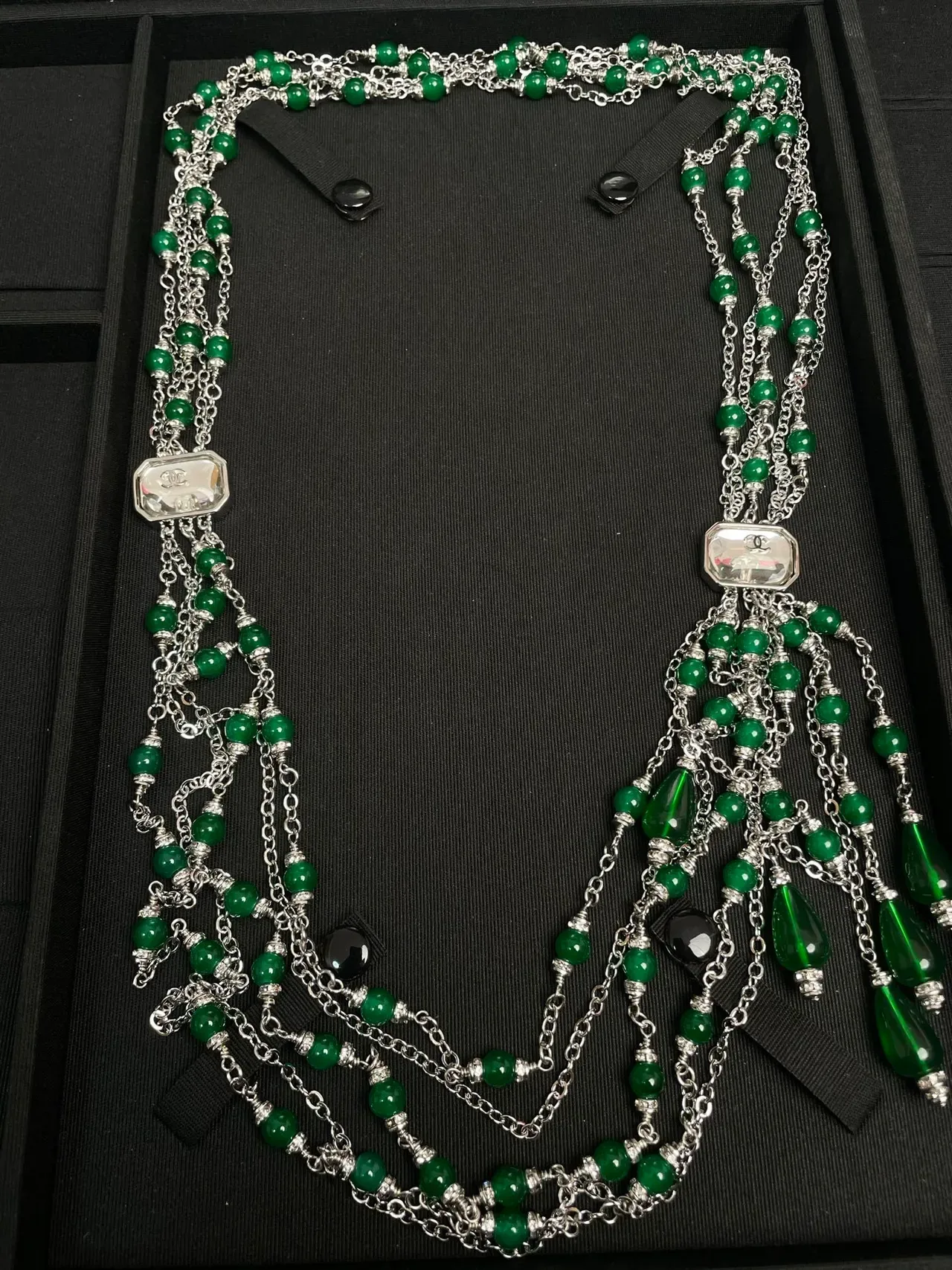 Collar Chanel Multi-Strand Verde con Cuentas Placa con Logo 3