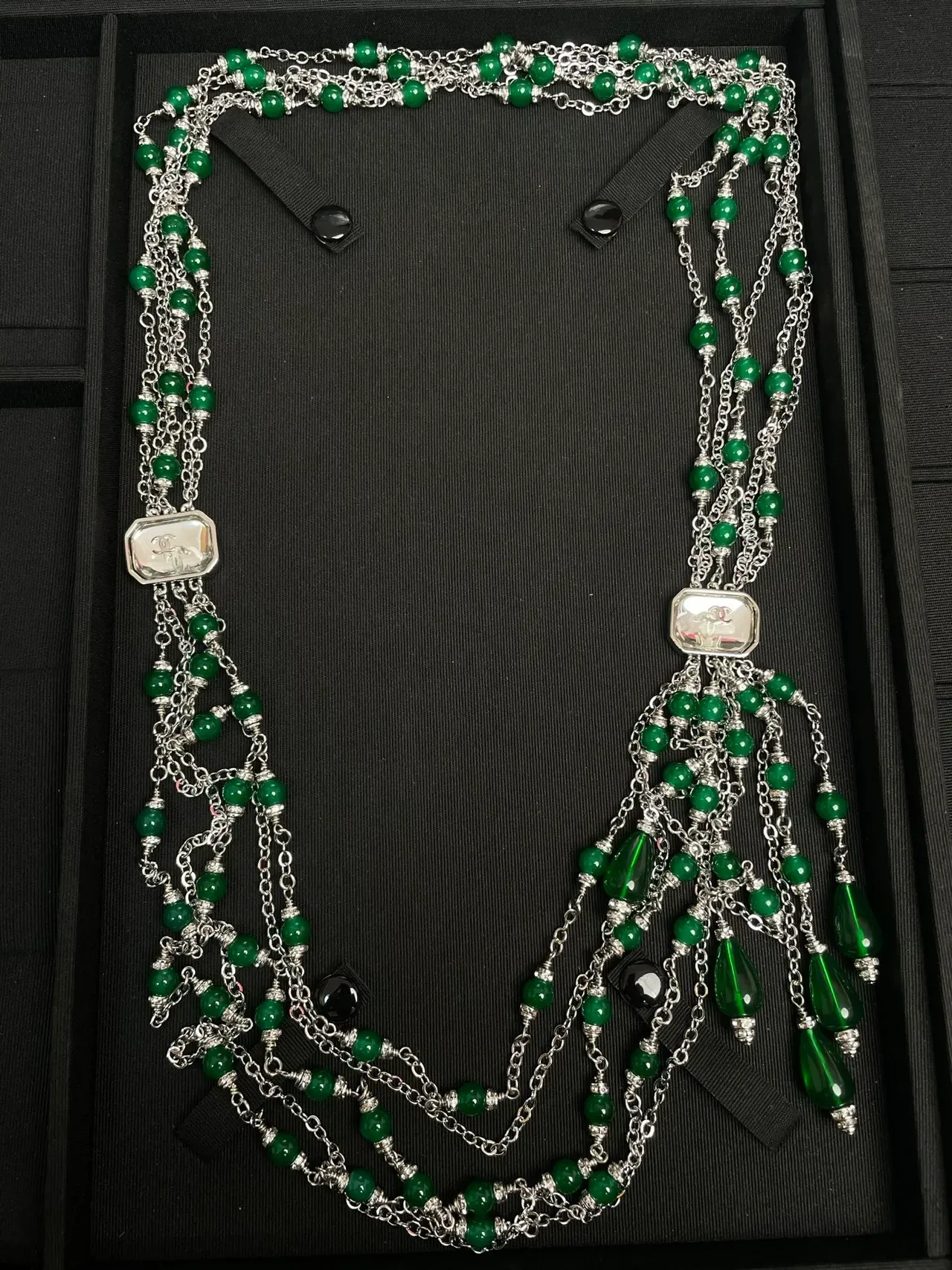 Collar Chanel Multi-Strand Verde con Cuentas Placa con Logo 4