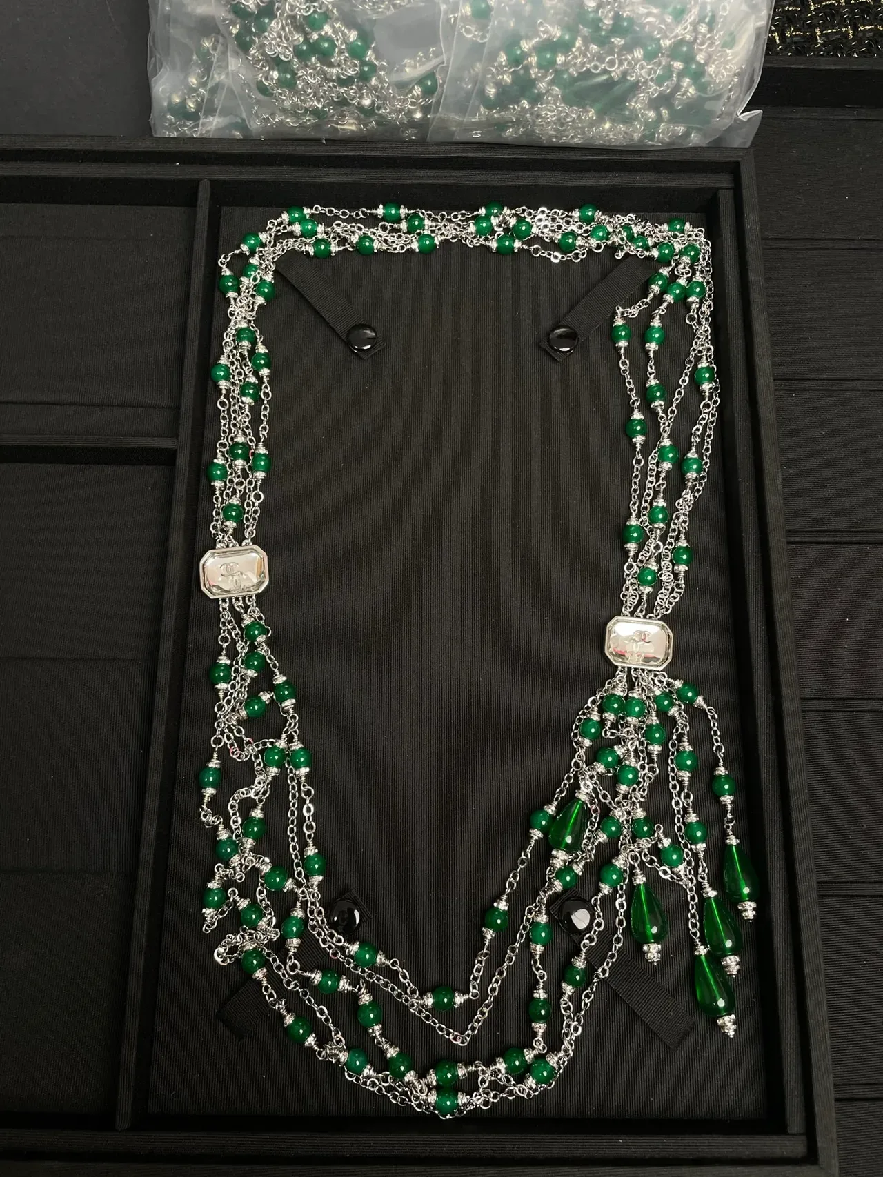 Collar Chanel Multi-Strand Verde con Cuentas Placa con Logo 5