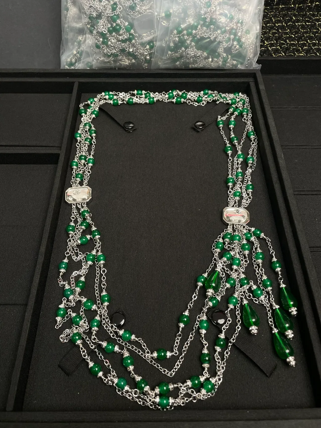Collar Chanel Multi-Strand Verde con Cuentas Placa con Logo 6