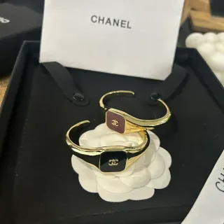Chanel إسورة مفتوحة كوف ذهبية أسود إيمايل لوحة إسورة