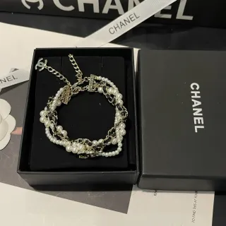Chanel Pulseira de Pérolas e Corrente Multi-Strand