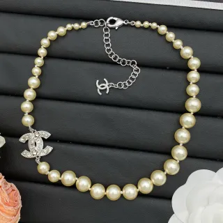 Chanel لؤلؤ CC بيج Silver Strand Crystal-Embellished قلادة