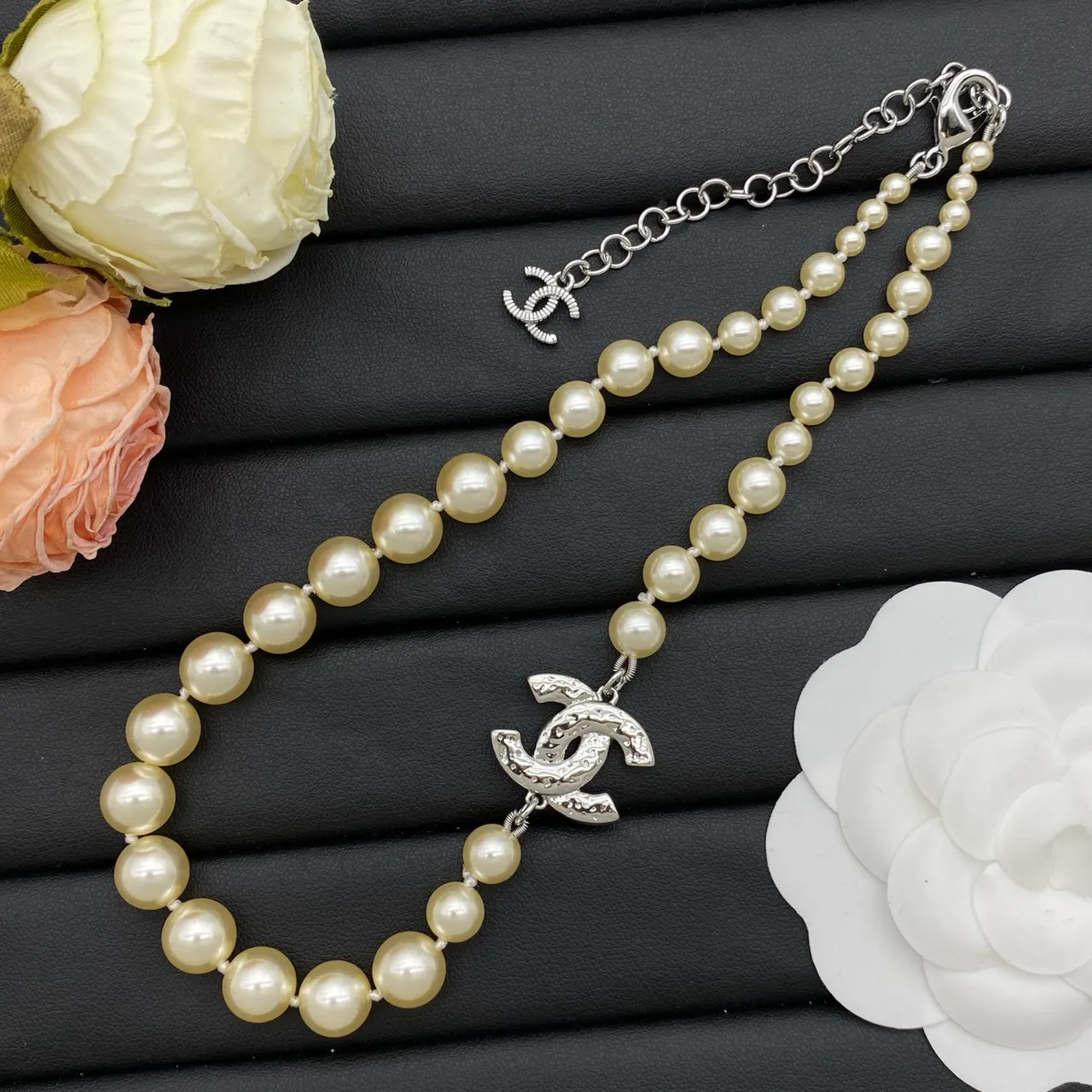 Chanel pérola CC bege Silver Strand Crystal-Embellished colar com pingente 2
