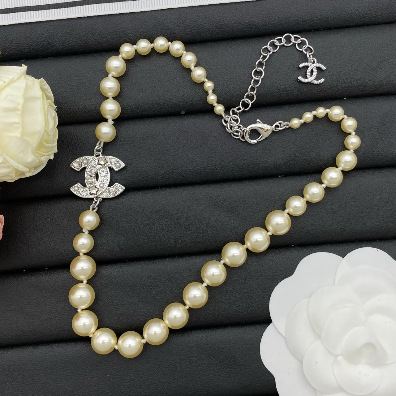Chanel pérola CC bege Silver Strand Crystal-Embellished colar com pingente 3
