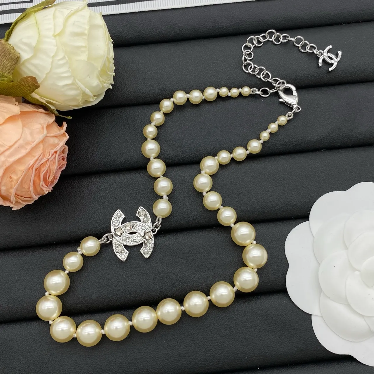 Chanel pérola CC bege Silver Strand Crystal-Embellished colar com pingente 4