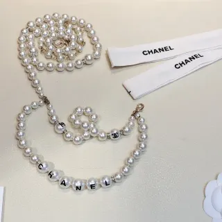 Chanel قلادة لؤلؤ حرف أبيض أسود خيط تصميم خطوطي قلادة