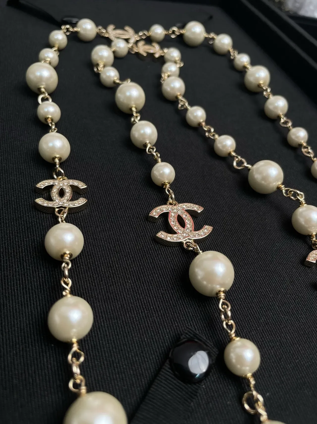 Colar Chanel pérolas bege com charms dourados Interlocking CC Logo 5
