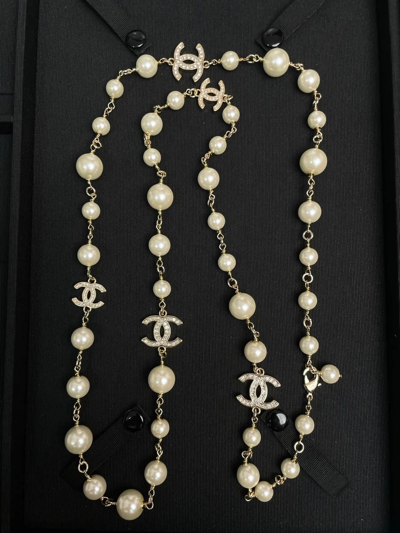 Colar Chanel pérolas bege com charms dourados Interlocking CC Logo 6