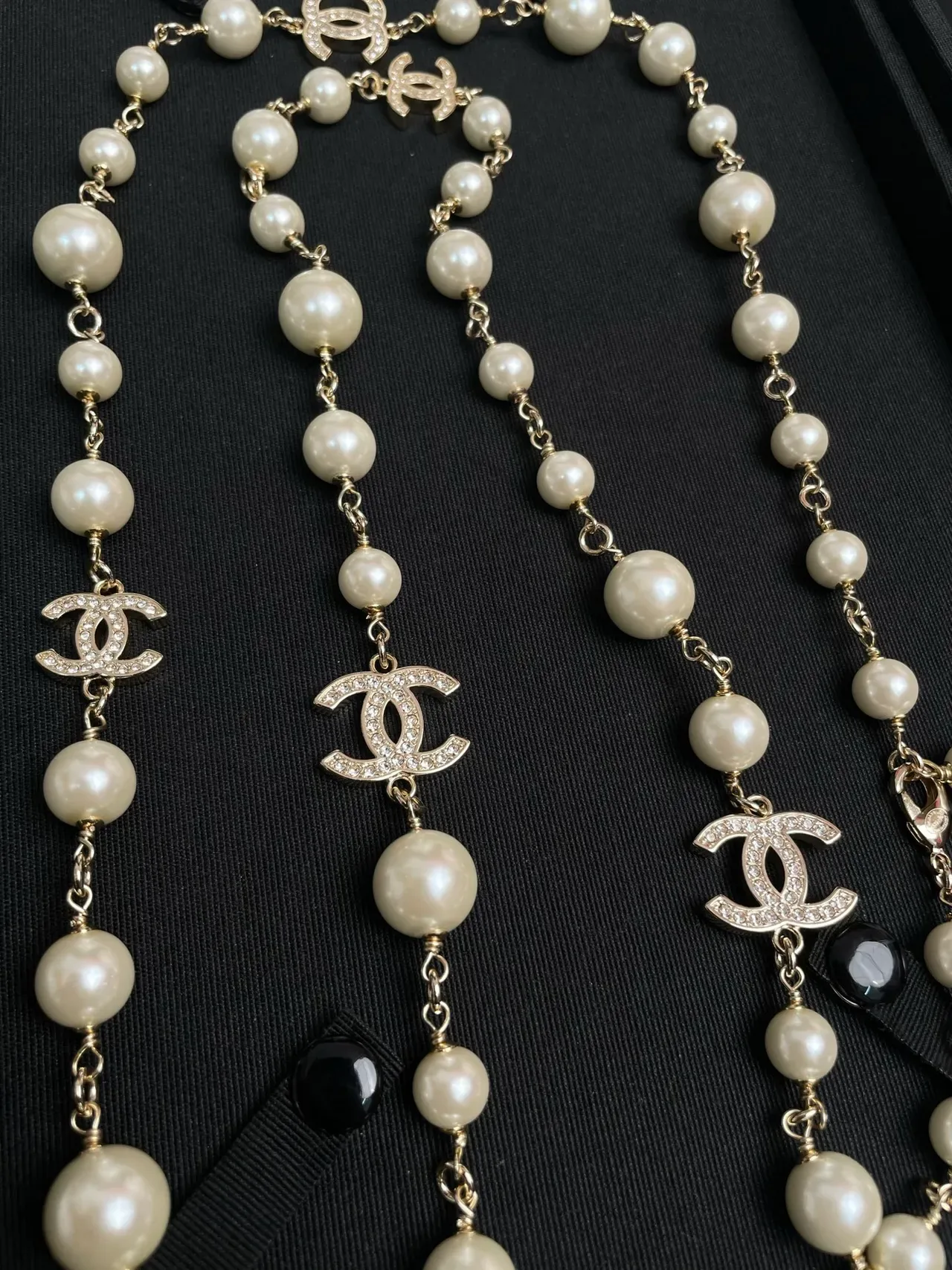 Colar Chanel pérolas bege com charms dourados Interlocking CC Logo 7