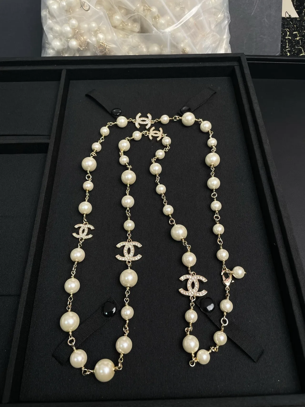 Colar Chanel pérolas bege com charms dourados Interlocking CC Logo 8
