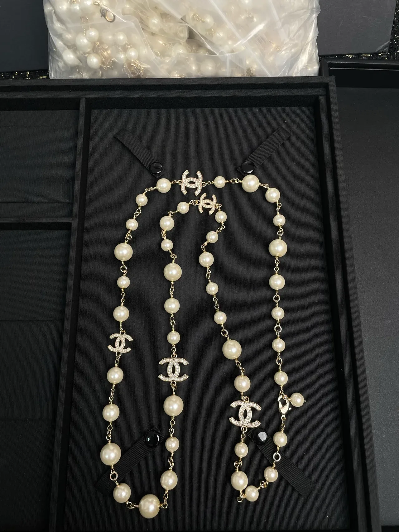 Colar Chanel pérolas bege com charms dourados Interlocking CC Logo 9