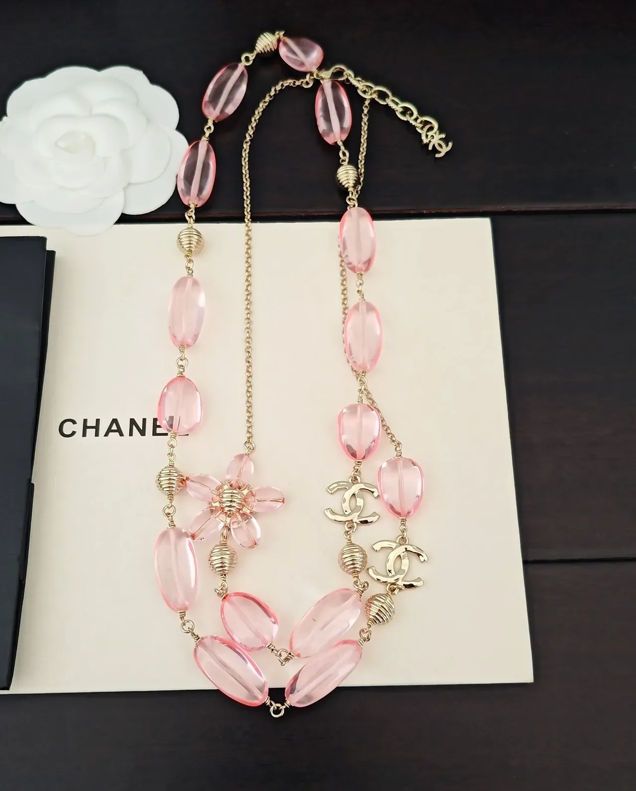 Chanel قلادة وردية ذهبية خرزية مزهرة 2