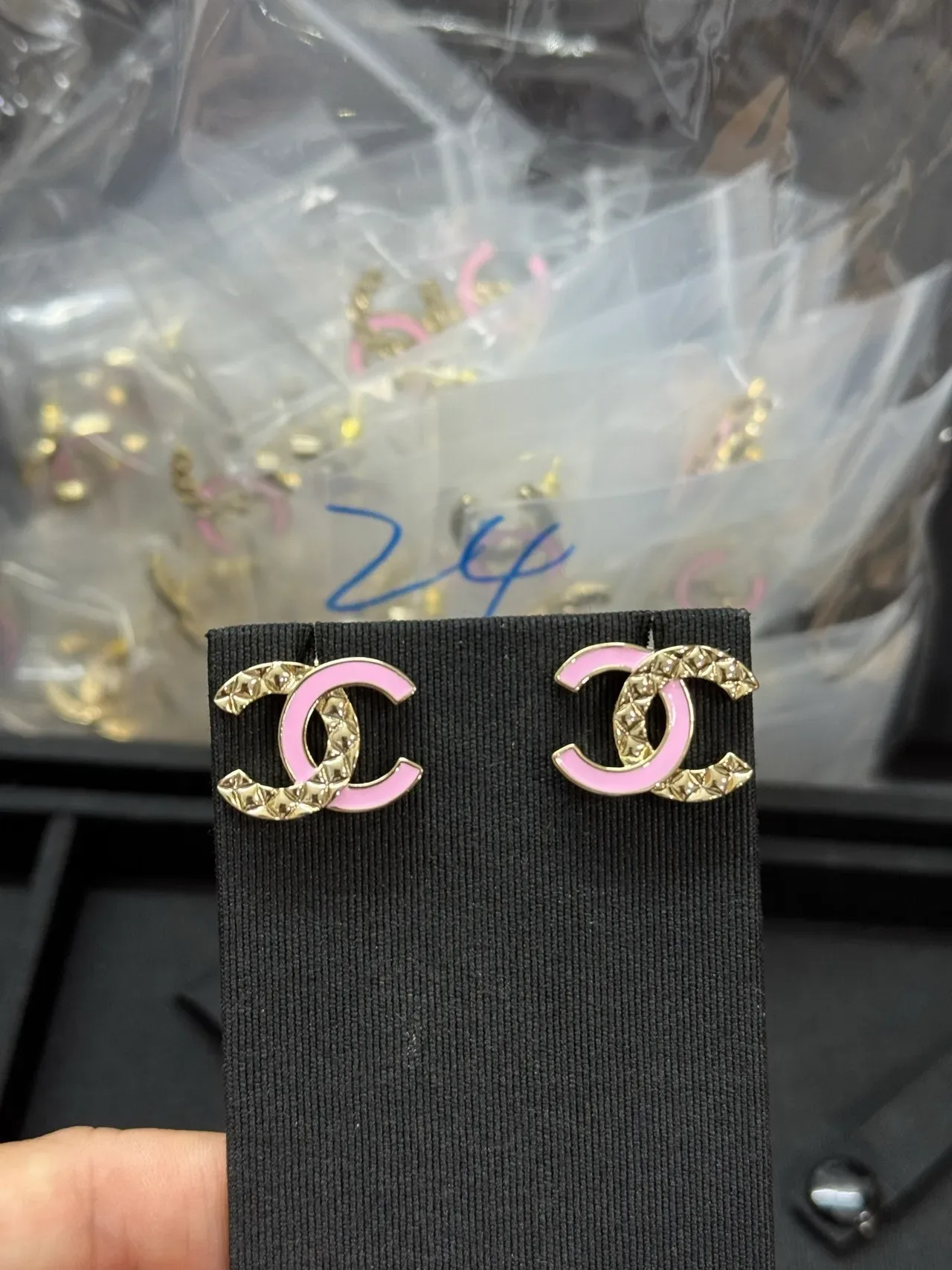 Chanel Boucles d'oreilles Or Rose Interlocking CC Logo Émail 6