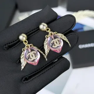 Chanel Rosa Resina Aladas CC Logo Pendientes