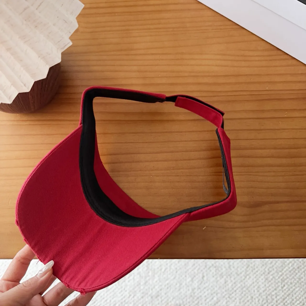 Chanel Gorra de béisbol de tela texturizada con logo bordado en rojo y blanco 2