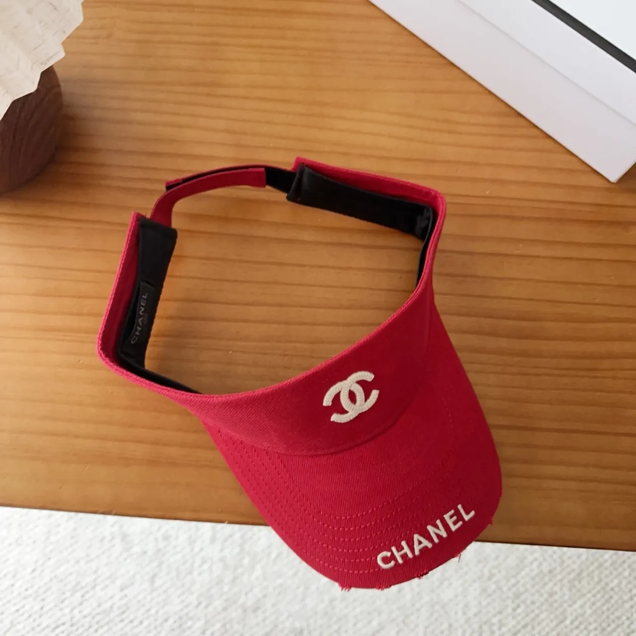 Chanel Gorra de béisbol de tela texturizada con logo bordado en rojo y blanco 3