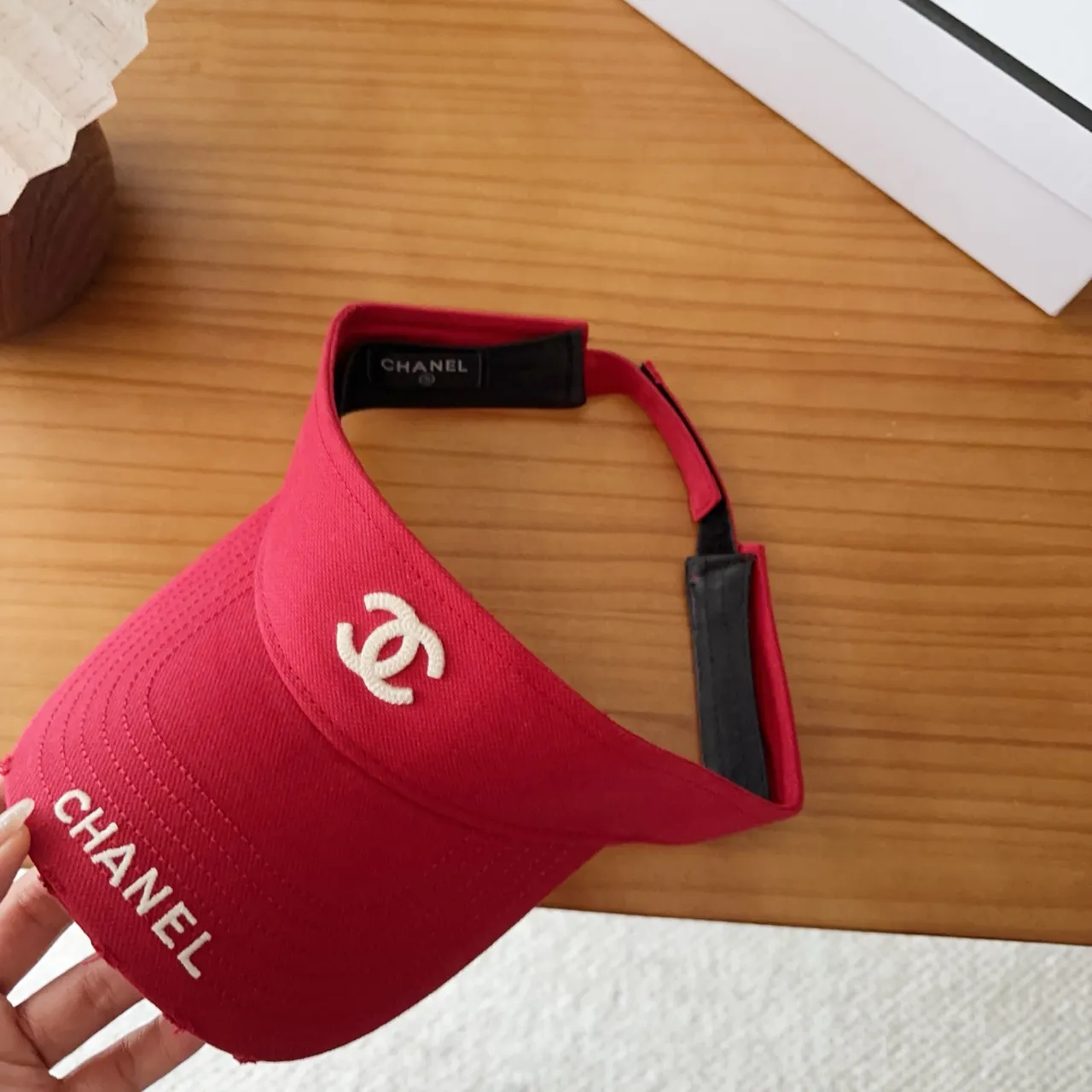 Chanel Gorra de béisbol de tela texturizada con logo bordado en rojo y blanco 4