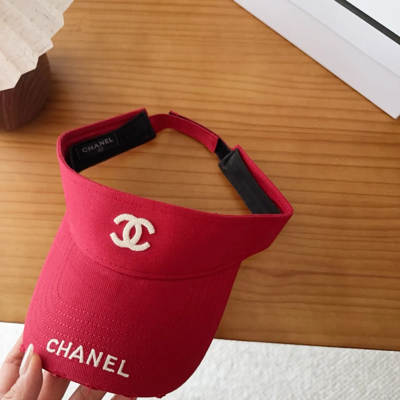 Chanel Gorra de béisbol de tela texturizada con logo bordado en rojo y blanco 5