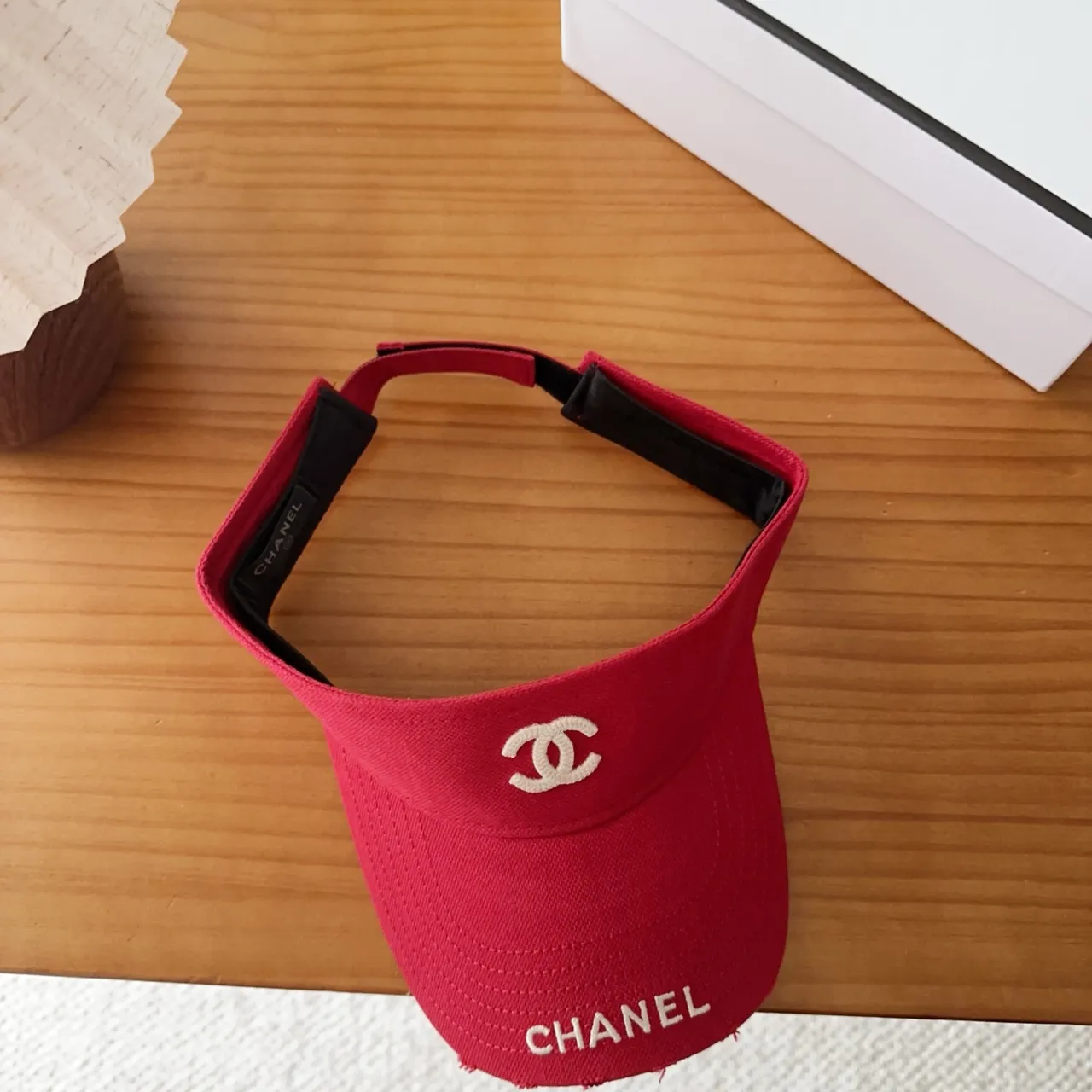Chanel Gorra de béisbol de tela texturizada con logo bordado en rojo y blanco 6