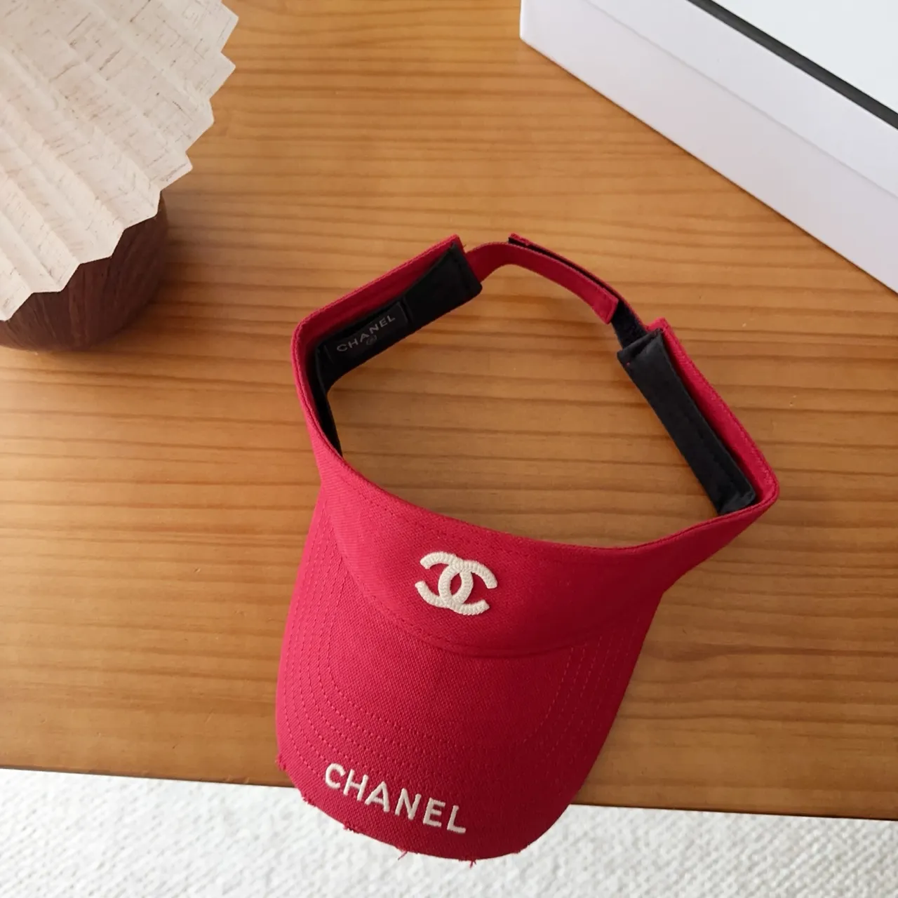 Chanel Gorra de béisbol de tela texturizada con logo bordado en rojo y blanco 7