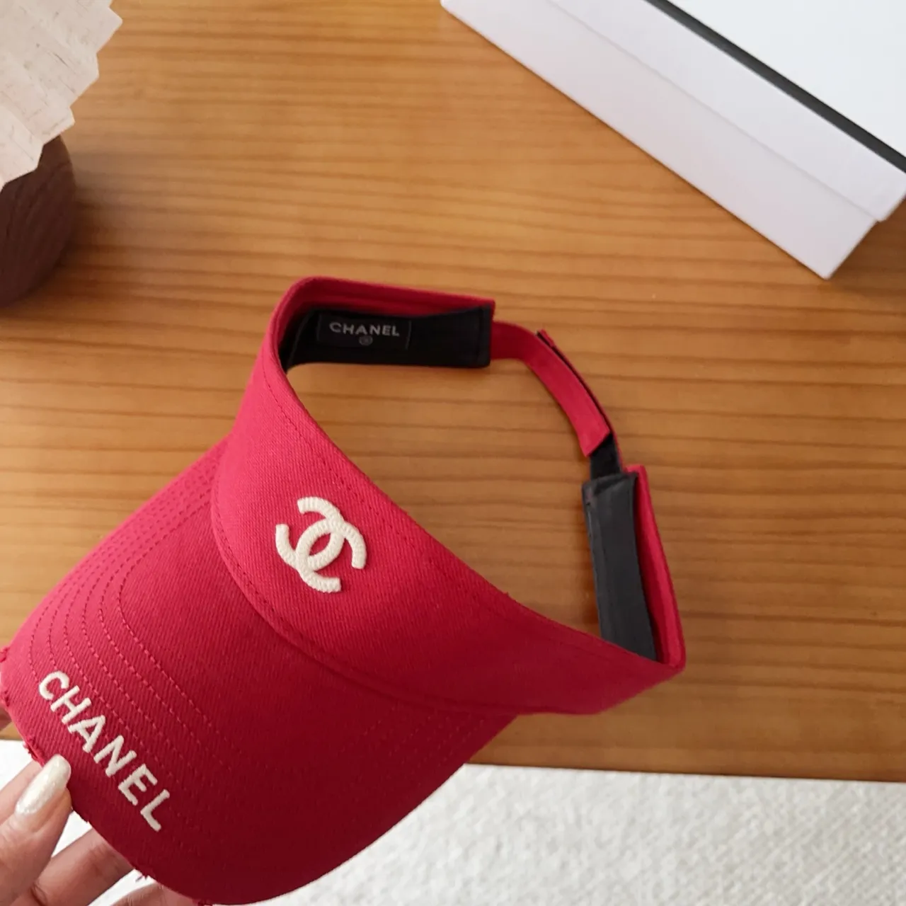 Chanel Gorra de béisbol de tela texturizada con logo bordado en rojo y blanco 8
