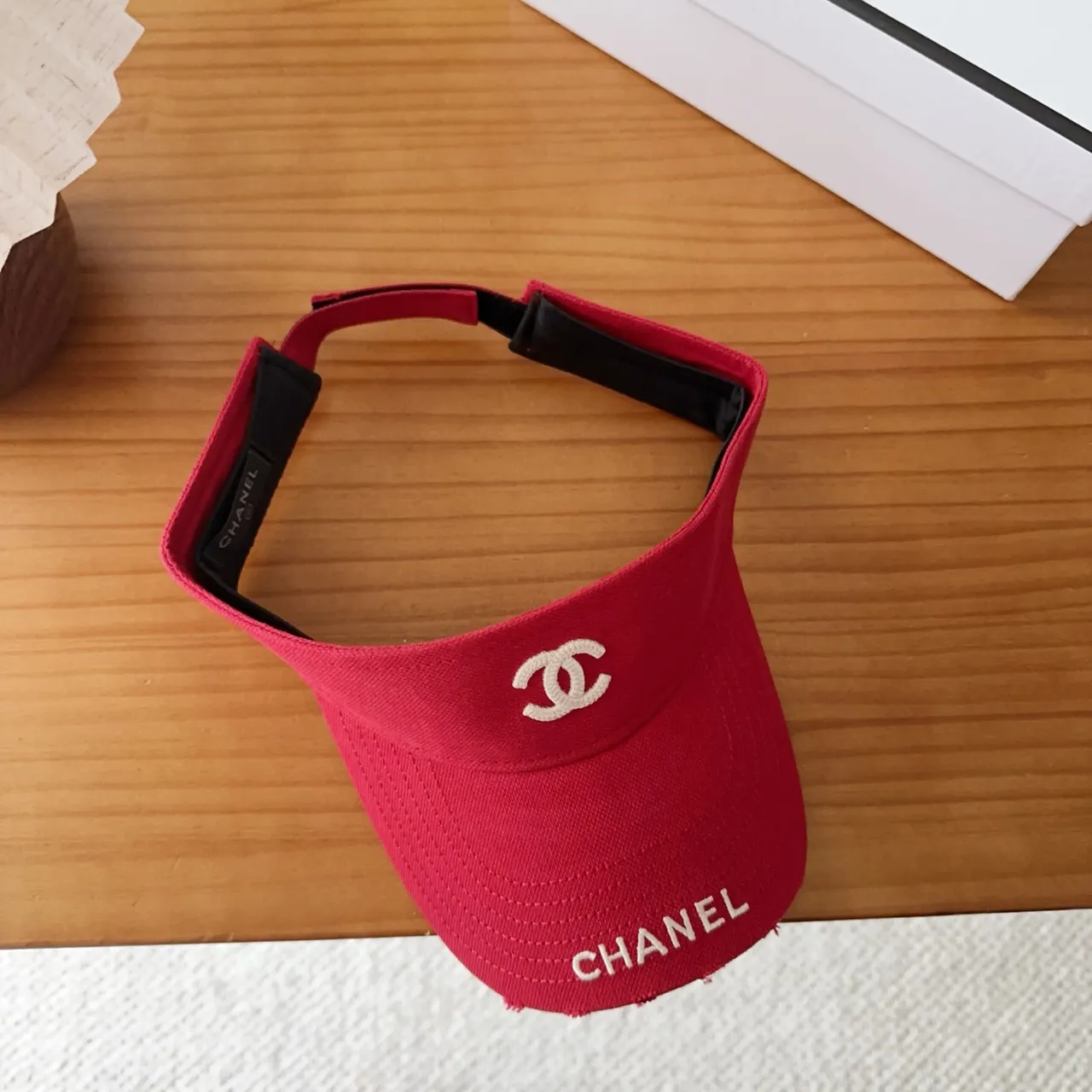 Chanel Gorra de béisbol de tela texturizada con logo bordado en rojo y blanco 9