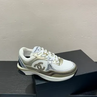 Chanel Runway Runner সাদা এবং মেটালিক গোল্ড লাইফস্টাইল স্নিকার