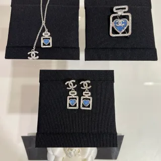 Chanel فضي أزرق ظلية زجاجة عطر قلب مينا قلادة