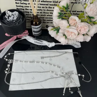 Chanel চাঁদী সাদা একাধিক স্তরযুক্ত মণি এবং চেইন হার