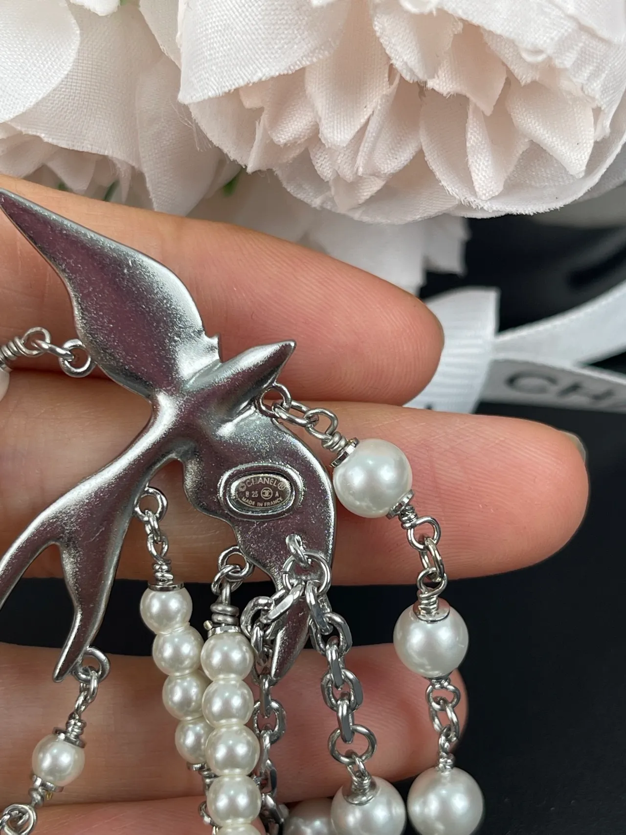 Chanel Collier blanc argenté multi-couches perles et chaîne 5